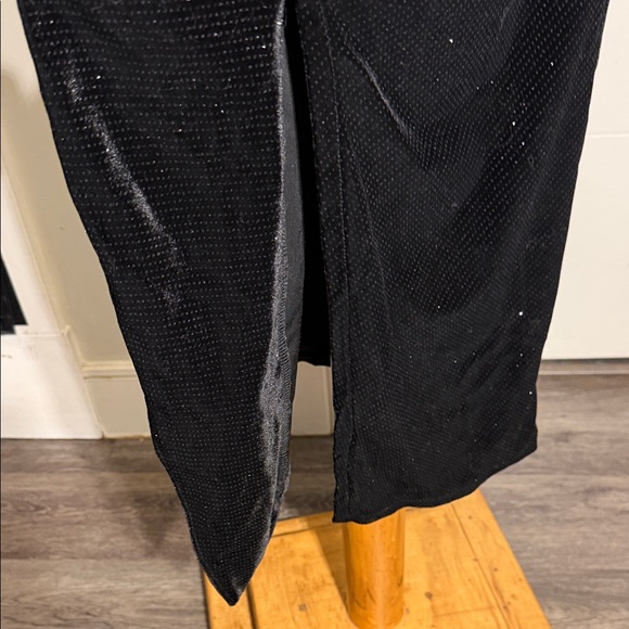 Elegant Black Velvet Wrap Bodycon Dress - Picture 4 of 9